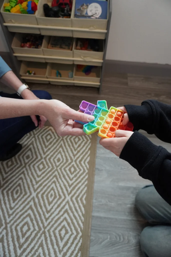 Séance de psychopédagogie avec un jeu sensoriel